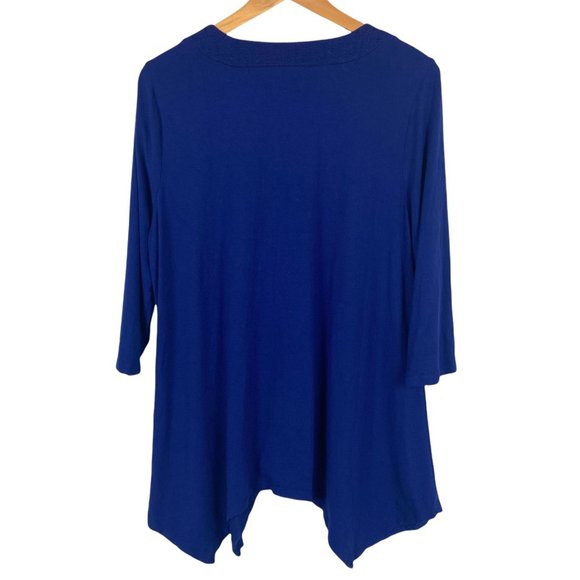 Adrianna Papell V-Neck Sharkbite Hem 3/4 Sleeve Top 1X - Picture 2 of 7